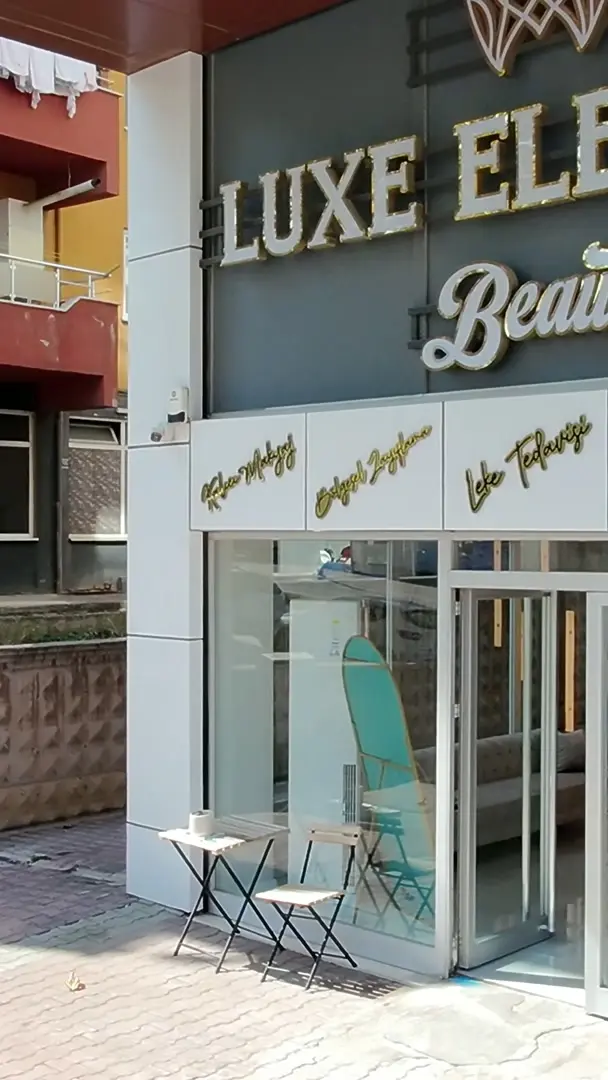 Luxe Elegans Beauty'nin cam kapısı ve cephesindeki hizmet tabelaları